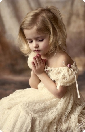 a-little-girl-praying